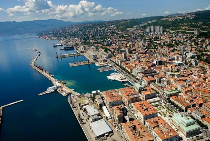 Deluxe Marina With A Private Parking